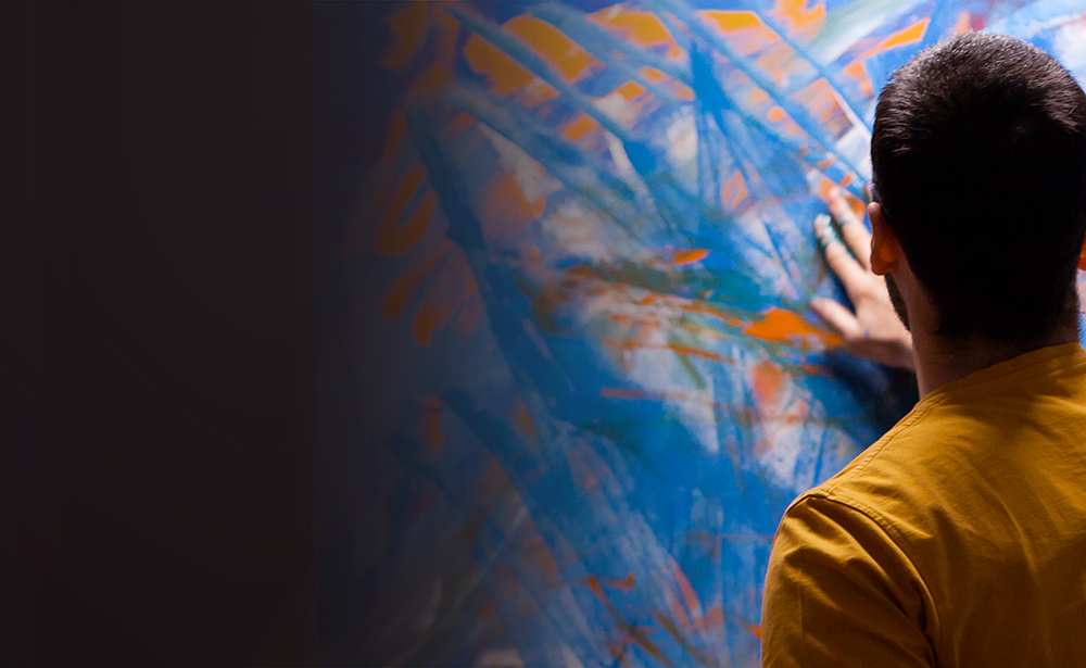  uomo-che-dipinge-con-le-mani