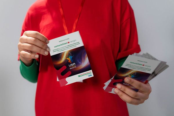 Uomo con in mano flyer del progetto Usa l'energia Giusta